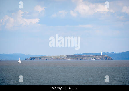 Ein Segelboot vergeht Flat Holm Insel im Kanal von Bristol, am ersten Tag der meteorologische Herbst. Stockfoto