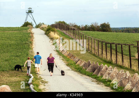 Tschechoslowakei Kommunismus, Menschen auf einem Spaziergang gehen um die ehemalige Grenze des Eisernen Vorhangs bleibt Kalter Krieg Tschechische Republik Südmähren Stockfoto