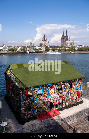 Deutschland, Köln, den Papierkorb Haus des Künstlers H.A. Schult am Ufer des Rheins im Stadtteil Deutz, die der Welt Hotel' ist intensive Ave Stockfoto