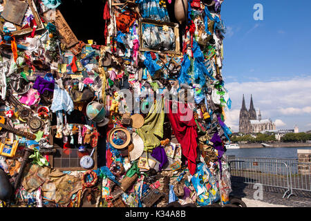 Deutschland, Köln, den Papierkorb Haus des Künstlers H.A. Schult am Ufer des Rheins im Stadtteil Deutz, die der Welt Hotel' ist intensive Ave Stockfoto