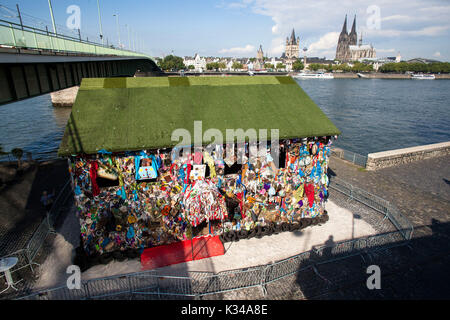 Deutschland, Köln, den Papierkorb Haus des Künstlers H.A. Schult am Ufer des Rheins im Stadtteil Deutz, die der Welt Hotel' ist intensive Ave Stockfoto