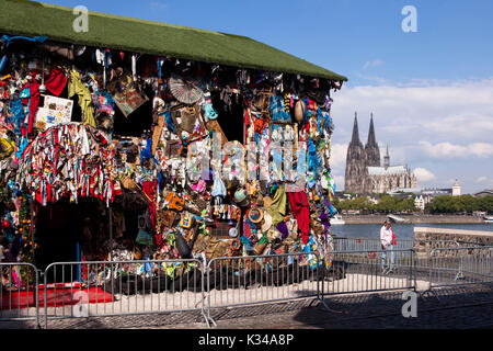 Deutschland, Köln, den Papierkorb Haus des Künstlers H.A. Schult am Ufer des Rheins im Stadtteil Deutz, die der Welt Hotel' ist intensive Ave Stockfoto