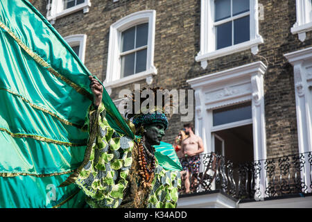 London, Großbritannien. 28 August, 2017. Darsteller nehmen an der Parade zum Notting Hill Carnival. Die diesjährige Veranstaltung, die von Hunderten von Tausenden besucht Stockfoto