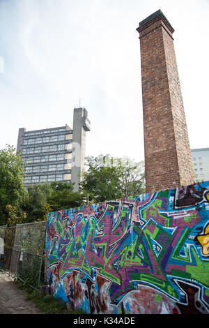 London, Großbritannien. 28 August, 2017. Ein Blick auf die Trellick Tower aus dem Grand Union Canal. Stockfoto