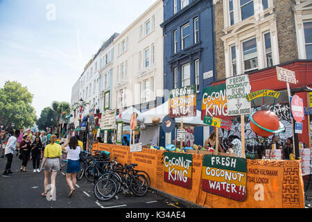 London, Großbritannien. 28 August, 2017. Nachtschwärmer pass Imbissstände und eine Bühne in Talbot Road während der Notting Hill Carnival. Stockfoto