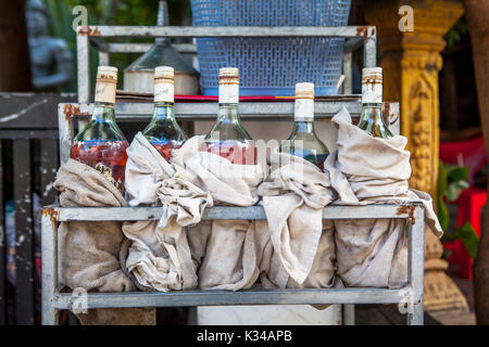 Recycelt liter Flaschen Benzin, Kraftstoff für Motorräder und Scooter, an einem Straßenrand, informelle, Tankstelle in Siem Reap, Kambodscha. Stockfoto