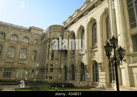 Riesige Palast der rumänischen Parlament in Bukarest ist das größte Verwaltungsgebäude in der Welt Stockfoto