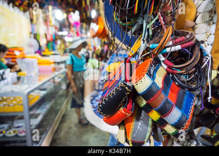 Souvenir Anzeige in der Philippinischen Souvenir Markt in Sabah Borneo, Kota Kinabalu, Malaysia. Stockfoto