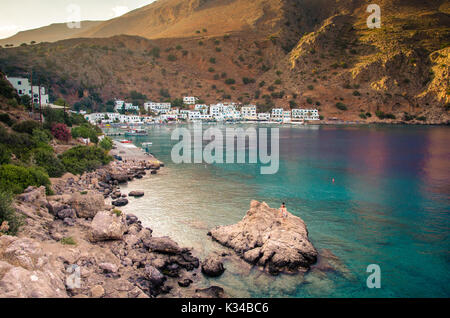Die kleinen traditionellen Dorf Chora Sfakion, Sfakia, Chania, Kreta, Griechenland. Stockfoto