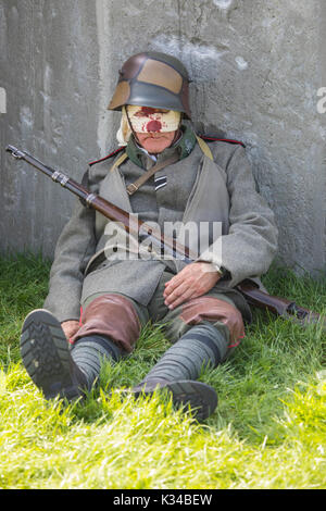 KENT, UK - 28. AUGUST 2017: Ein Schauspieler, der sich als verwundeter deutscher Soldat aus dem Ersten Weltkrieg ausgibt, während der Military Odyssey-Nachstellung. Stockfoto