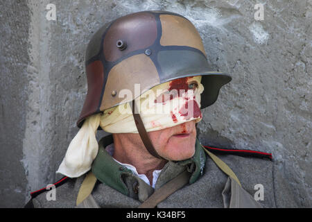 KENT, UK - 28. AUGUST 2017: Ein Schauspieler, der sich als verwundeter deutscher Soldat aus dem Ersten Weltkrieg ausgibt, während der Military Odyssey-Nachstellung. Stockfoto