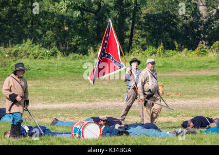 Kent, Großbritannien - 28 August 2017: Schauspieler als verbündete Soldaten aus dem amerikanischen Bürgerkrieg stehen über gefallene Soldaten der Union aufwirft, an der militärischen od Stockfoto