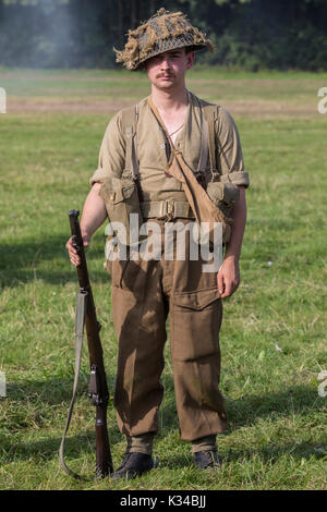 KENT, UK - 28. AUGUST 2017: Schauspieler, der sich als britischer Soldat aus dem 2. Weltkrieg bei der Military Odyssey-Nachstellung in Detling, Kent, ON ausgibt Stockfoto
