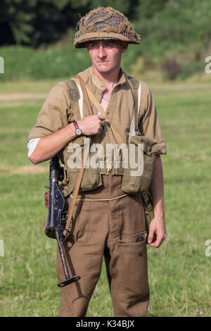 KENT, UK - 28. AUGUST 2017: Schauspieler, der sich als britischer Soldat aus dem 2. Weltkrieg bei der Military Odyssey-Nachstellung in Detling, Kent, ON ausgibt Stockfoto