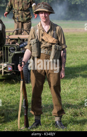 KENT, UK - 28. AUGUST 2017: Schauspieler, der sich als britischer Soldat aus dem 2. Weltkrieg bei der Military Odyssey-Nachstellung in Detling, Kent, ON ausgibt Stockfoto