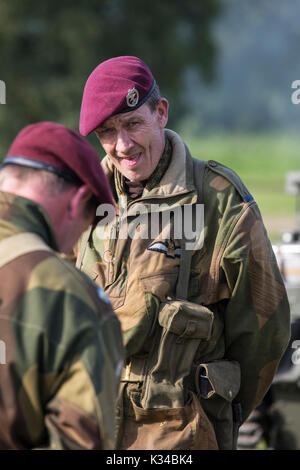 KENT, UK - 28. AUGUST 2017: Schauspieler, der sich als britischer Soldat aus dem 2. Weltkrieg bei der Military Odyssey-Nachstellung in Detling, Kent, ON ausgibt Stockfoto