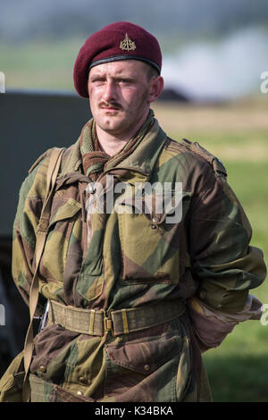 KENT, UK - 28. AUGUST 2017: Schauspieler, der sich als britischer Soldat aus dem 2. Weltkrieg bei der Military Odyssey-Nachstellung in Detling, Kent, ON ausgibt Stockfoto
