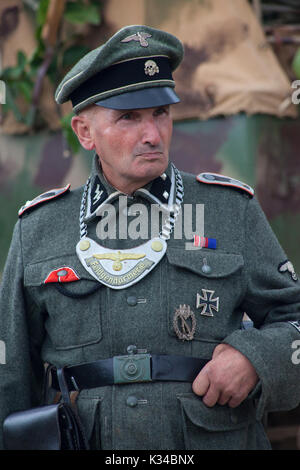 KENT, Großbritannien - 25. AUGUST 2012: Schauspieler, der sich als deutsche Militärpolizei aus dem 2. Weltkrieg ausgibt, bei der Military Odyssey Re-Enactment-Veranstaltung in Kent. Stockfoto