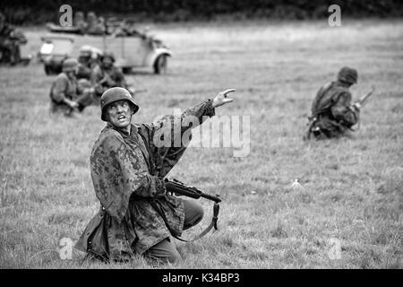 Kent, Großbritannien - 25 August 2012: Akteure als die deutschen Soldaten aus dem Zweiten Weltkrieg posiert, an der militärischen Odyssey Re-enactment Veranstaltung im detling, Kent, auf Stockfoto