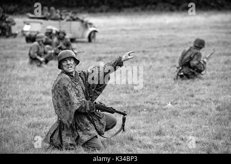 KENT, UK - 25. AUGUST 2012: Akteure als die deutschen Soldaten aus dem Zweiten Weltkrieg posiert, an der militärischen Odyssey Re-enactment Veranstaltung im Detling, Kent, auf Stockfoto