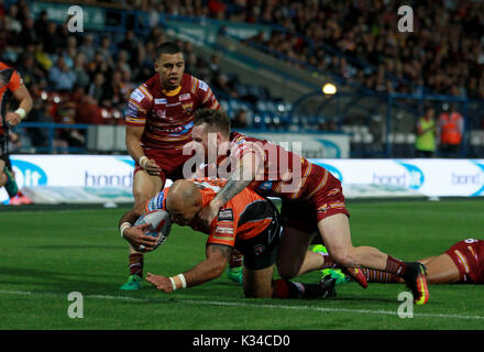 Castleford Tiger Jake Webster Kerben der Eröffnung versuchen während des Super 8 s Match am John Smith's Stadion, Huddersfield. Stockfoto