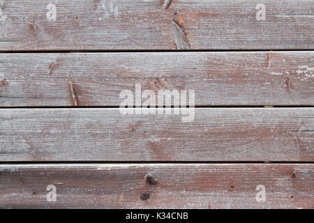 Verblasste Holzfassade mit horizontalen Lamellen, Nahaufnahme. Stockfoto