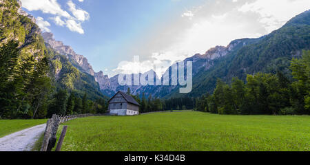 Mountain Farm Haus auf der Wiese in den europäischen Alpen, robanov Kot, Slowenien, Wandern und Klettern mit picturescue anzeigen Stockfoto