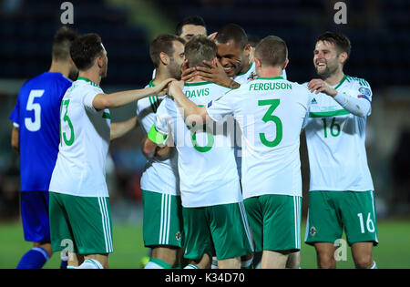 Nordirlands Steven Davis (Mitte) feiert mit seinen Teamkollegen nach dem dritten Ziel seiner Seite zählen während der FIFA Fussball-Weltmeisterschaft 2018, Gruppe C Spiel im Stadion San Marino, Serravalle. Stockfoto