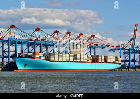 Bunte Hafenanlagen mit Kräne, Container und Fracht Stockfoto