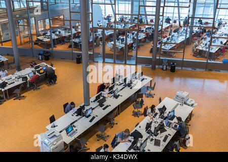 DELFT, Niederlande - 19 August 2017: Schüler bei der Arbeit in der Bibliothek der Technischen Universität Delft, Niederlande Stockfoto