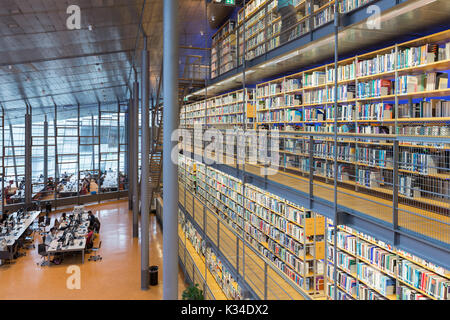 DELFT, Niederlande - 19 August 2017: Schüler bei der Arbeit in der Bibliothek der Technischen Universität Delft, Niederlande Stockfoto