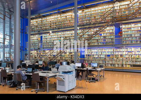 DELFT, Niederlande - 19 August 2017: Schüler bei der Arbeit in der Bibliothek der Technischen Universität Delft, Niederlande Stockfoto