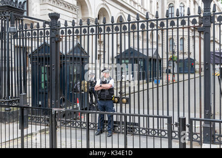 LONDON, ENGLAND - Juni 08, 2017: Polizisten Wachen das Tor der Downing Street 10, Residenz des Ministerpräsidenten, in London, Vereinigtes Königreich Stockfoto