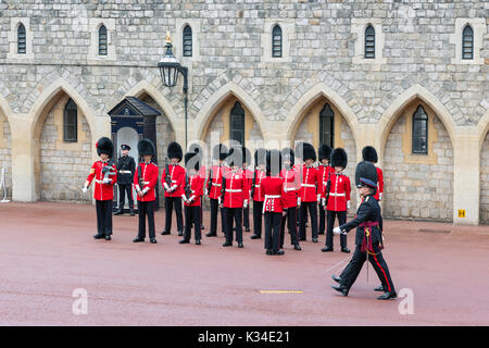 WINDSOR, ENGLAND - Juni 09, 2017:Ändern der Guard Zeremonie in Windsor Castle, country house Königin von England Stockfoto