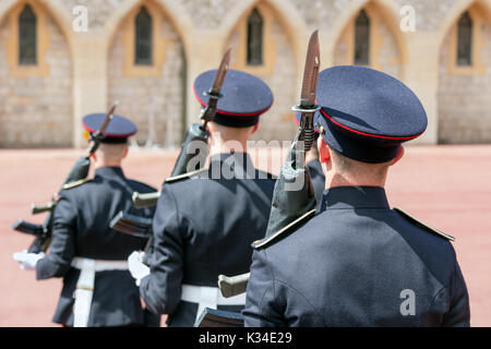 WINDSOR, ENGLAND - Juni 09, 2017:Ändern der Guard Zeremonie mit Soldaten mit Gewehren bewaffnete und Bajonett in Windsor Castle, country house Königin von Engla Stockfoto