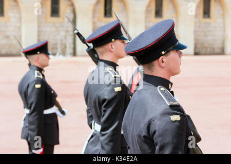 WINDSOR, ENGLAND - Juni 09, 2017:Ändern der Guard Zeremonie mit Soldaten mit Gewehren bewaffnete und Bajonett in Windsor Castle, country house Königin von Engla Stockfoto