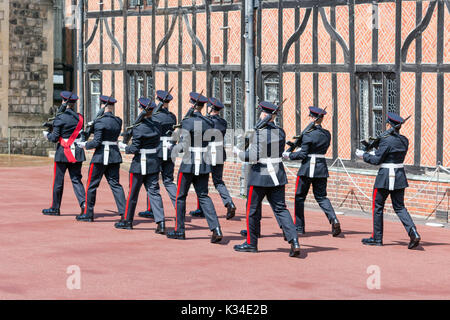 Windsor, England - Juni 09, 2017:Ändern der Guard Zeremonie mit marschierenden Soldaten in Windsor Castle, country house Königin von England Stockfoto