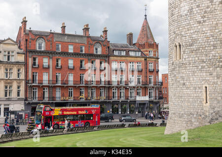 WINDSOR, ENGLAND - Juni 09, 2017: Streetview von Thames Street außerhalb der Mauern von Schloss Windsor Stockfoto