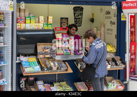 WINDSOR, ENGLAND - Juni 09, 2017: Frau kaufen Süßigkeiten in Kiosk Bahnhof in der Nähe von Windsor Castle. Stockfoto