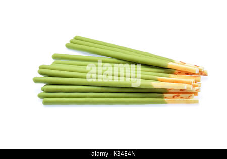 Biscuit Stick mit grüner Tee aromatisiert auf weißem Hintergrund. Stockfoto