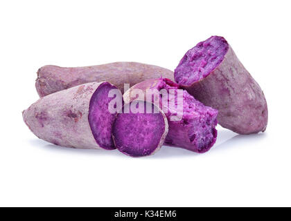 Lila Süßkartoffeln auf weißem Hintergrund Stockfoto