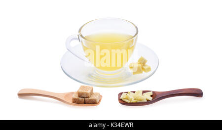 Ingwer Wasser auf weißem Hintergrund. Stockfoto