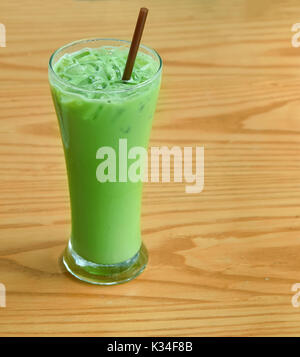 Grüner Tee kalt auf dem Holzboden. Stockfoto