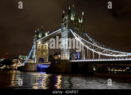 Tower Bridge bei Nacht, London Stockfoto