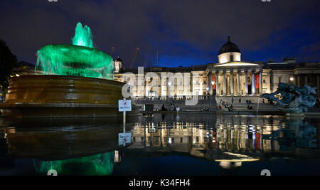 National Gallery in der Dämmerung, Blick vom Trafalgar Square, London Stockfoto