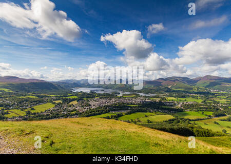 Panoramablick von Keswick und See Derwent Water von Latrigg, Cumbria, Großbritannien Stockfoto