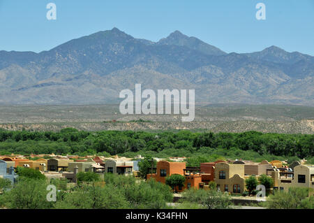 Gehäuse in einer Gemeinschaft mit einer Kulisse der Santa Rita Mountains, Santa Cruz County, Tubac, Arizona, USA. Stockfoto