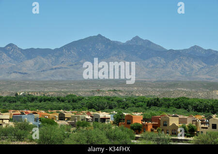 Gehäuse in einer Gemeinschaft mit einer Kulisse der Santa Rita Mountains, Santa Cruz County, Tubac, Arizona, USA. Stockfoto