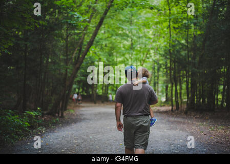 Ein Vater seine Tochter zusammen einen Baum fallen weg. Stockfoto