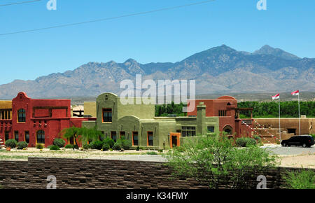 Gehäuse in einer Gemeinschaft mit einer Kulisse der Santa Rita Mountains, Santa Cruz County, Tubac, Arizona, USA. Stockfoto